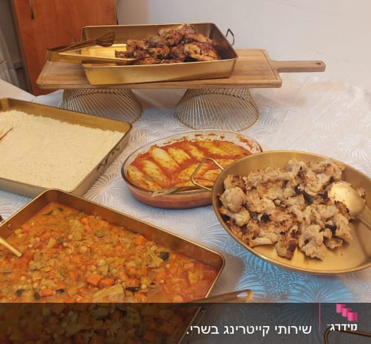 מגשי אוכל עם עוף, אורז, ירקות ממולאים ותבשיל ירקות.